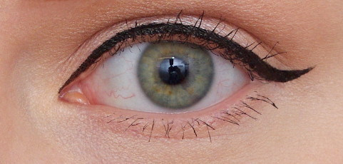 Siipimäinen eyeliner tutoriaali